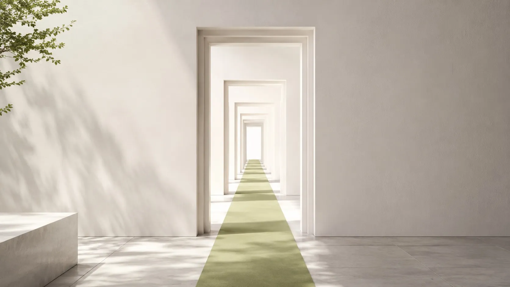 Enfilade de portes claires alignées vers la lumière, traversée par un chemin vert ininterrompu — un accès ouvert à tous.